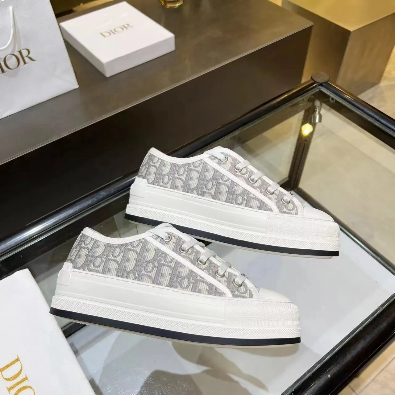 P520👟👟, Dijia's popular presbyopic thick-soled embroidery, the goddess model Dior's big hit in 2023, the upper inherits the classic presbyopic series, sheepskin lining, cowhide feet, rubber outsole is lightweight, the outsole is 5cm thick, allowing you to instantly grow your legs, super versatile, a must-have. Code number: 35-41 (34, 41, 42 can be customized) Tiger head series, black, gray, pink and blue, four colors